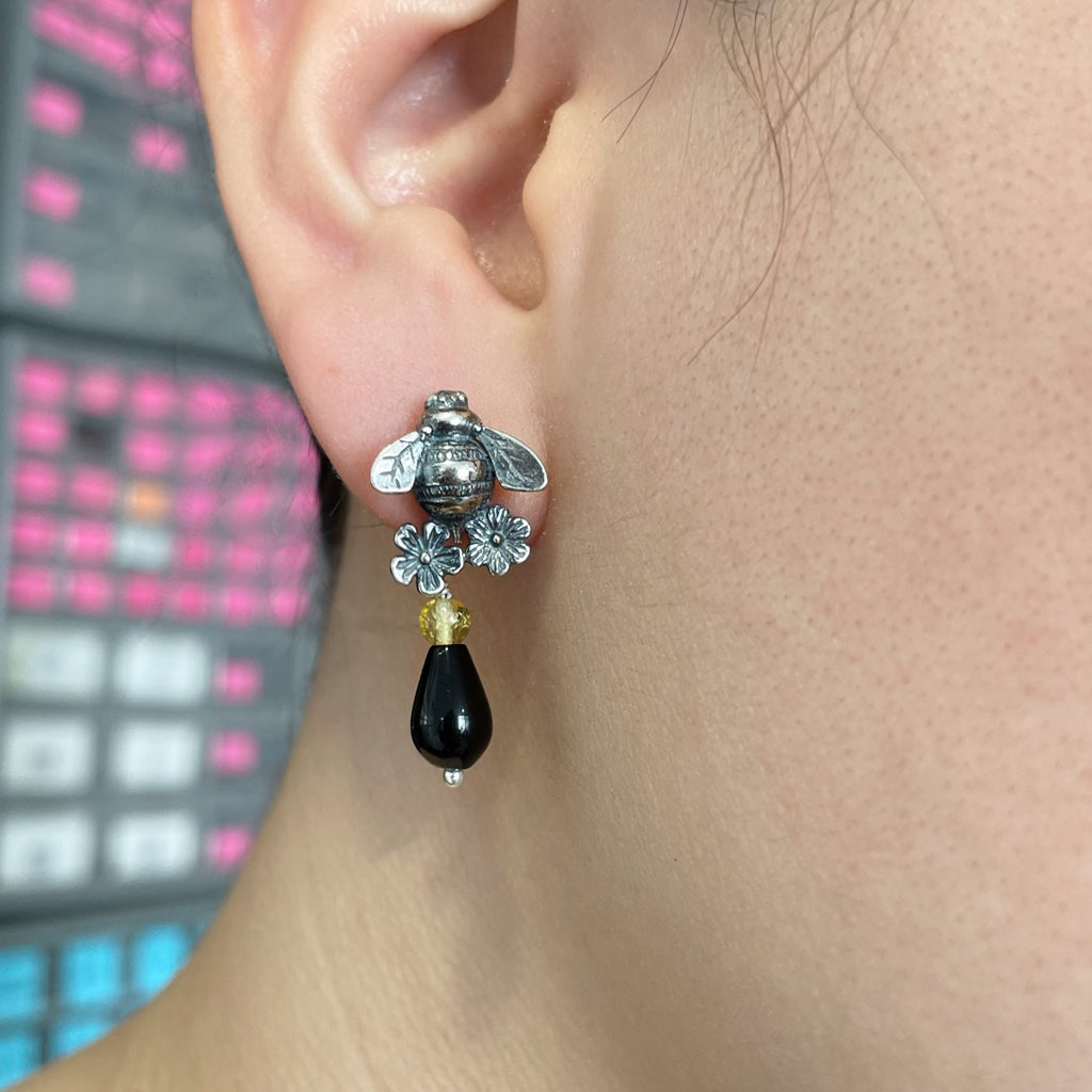 Aretes abeja gorda flores