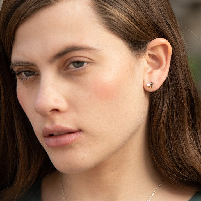 Aretes Abejita cola ámbar