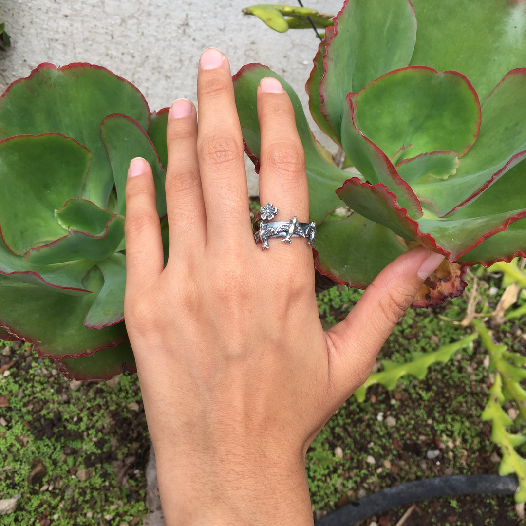 Three swallows flower ring