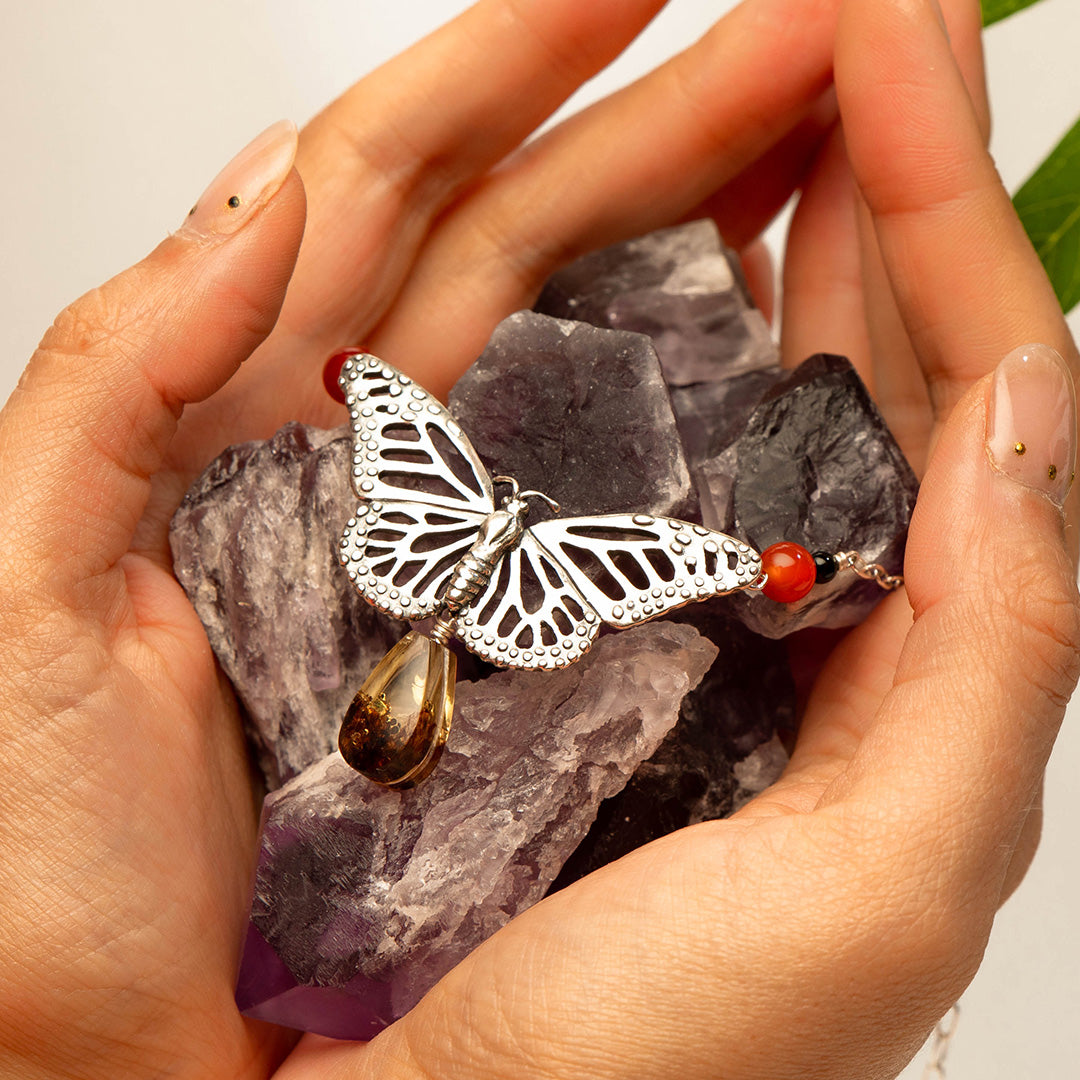 Gargantilla de mariposa monarca  con Alas Extendidas.