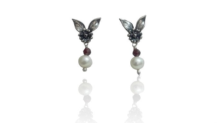 Daisy earrings with leaves