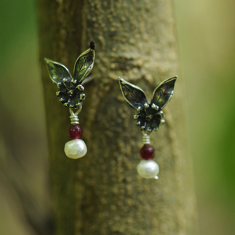 Daisy earrings with leaves