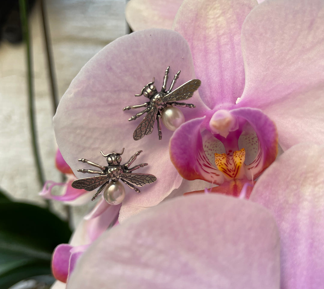 Aretes abeja reina cola de perla
