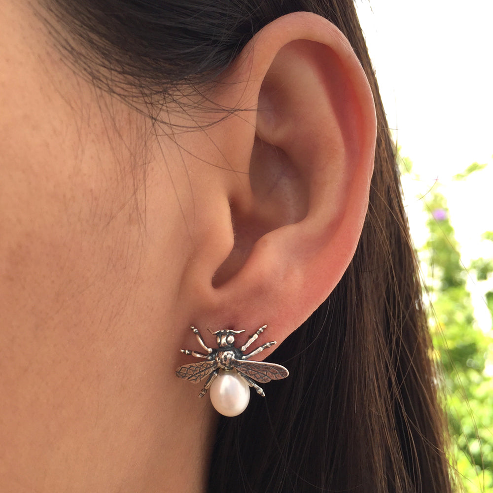 Aretes abeja reina cola de perla
