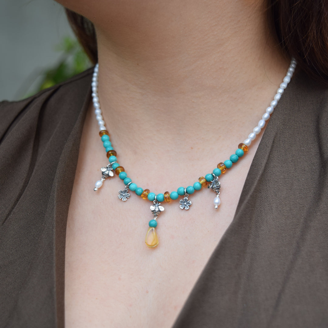 Collar 3 Abejitas con Flores