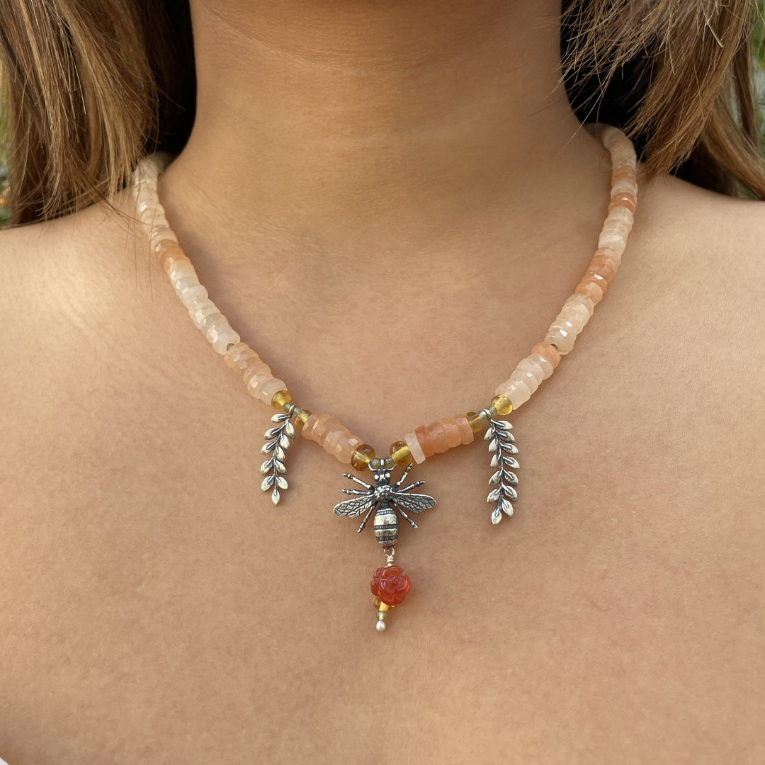 Collar Abeja Reina