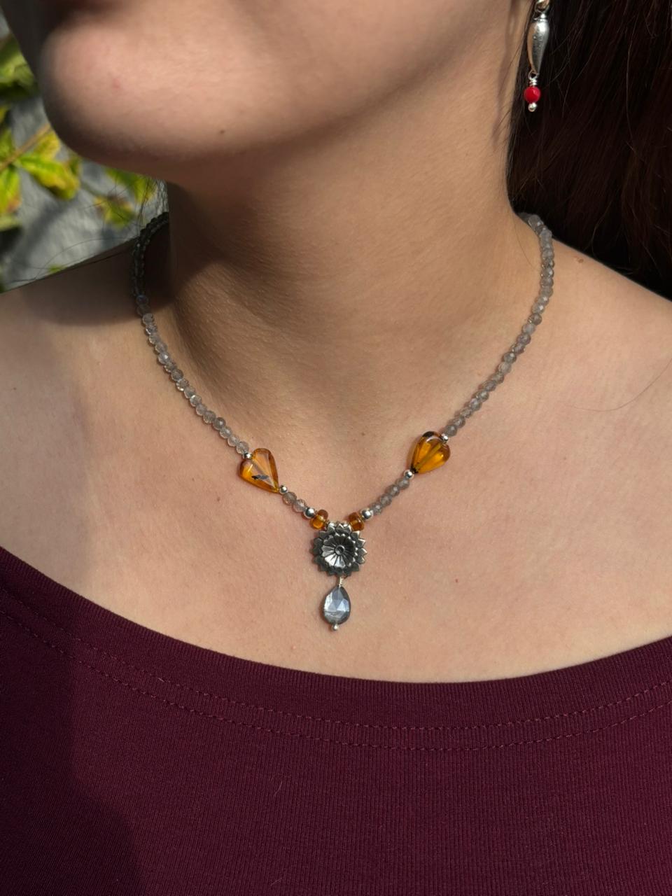 Collar Flor con Ámbar