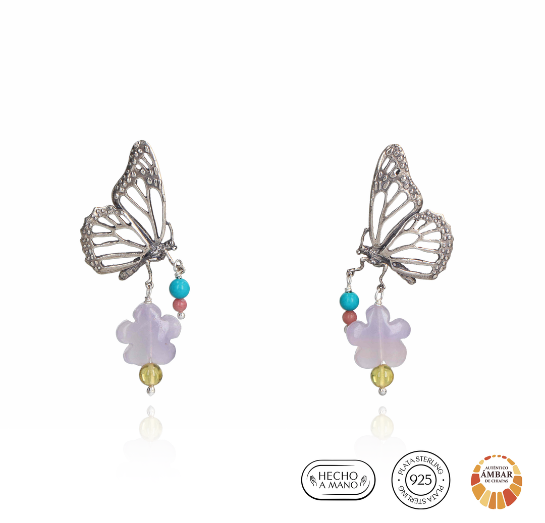 Aretes mariposas monarcas que se posan.