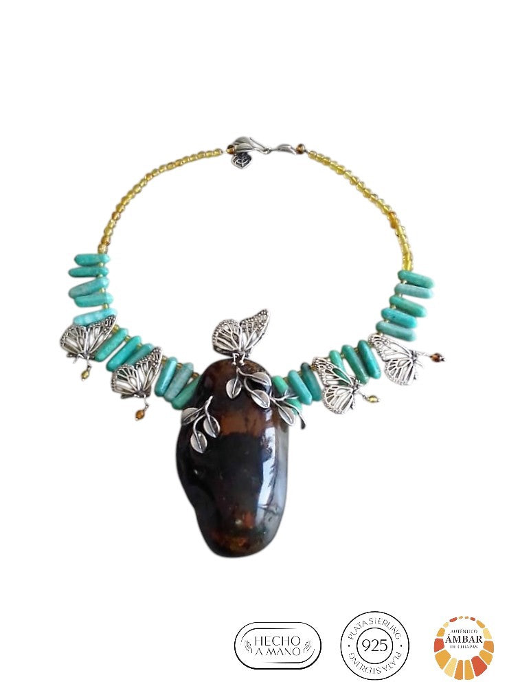 Collar Mariposa y Manglares sobre Ambar