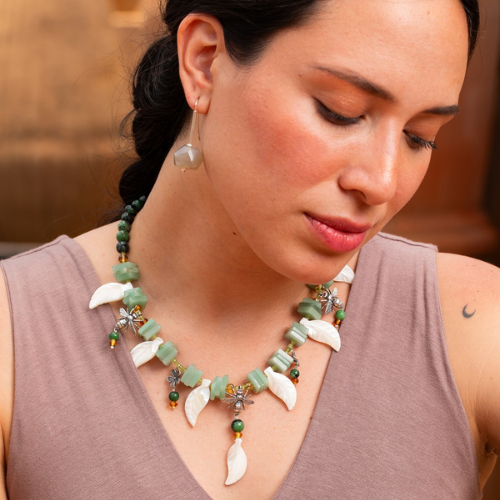 Collar Abejas con Flores