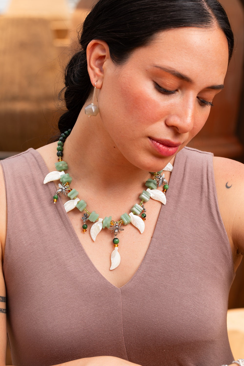 Collar Abejas con Flores