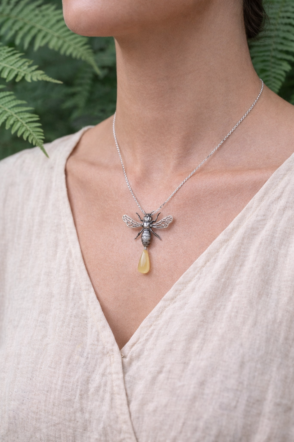 Gargantilla Abeja Grande