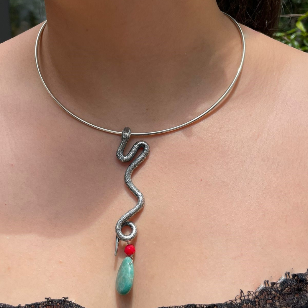 Gargantilla Rígida con Serpiente