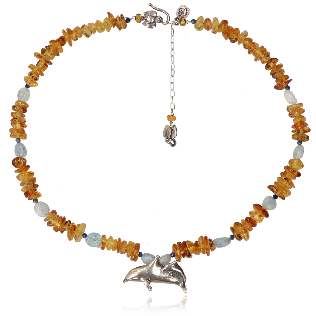 Collar de Ámbar con Delfín