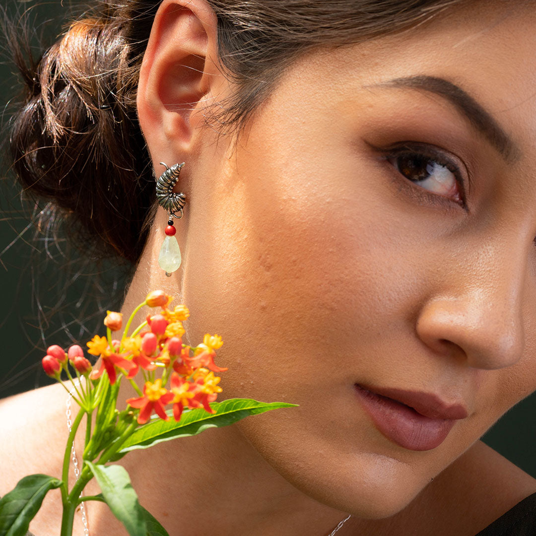 Aretes oruga en posición de hacerse capullo de mariposa monarca.