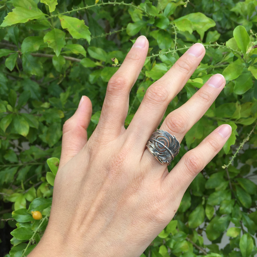 Anillo pluma de pavo real