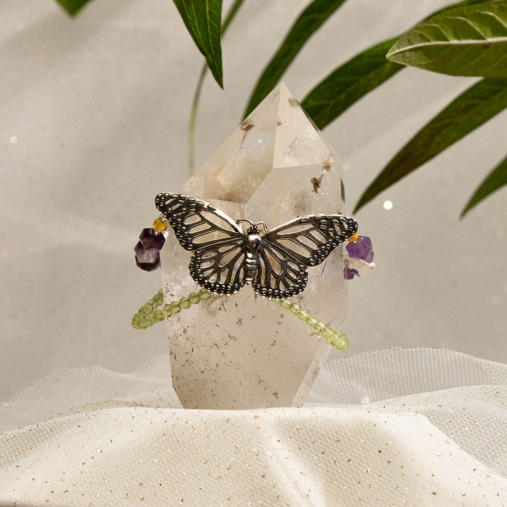 Pulsera mariposa monarca abierta.