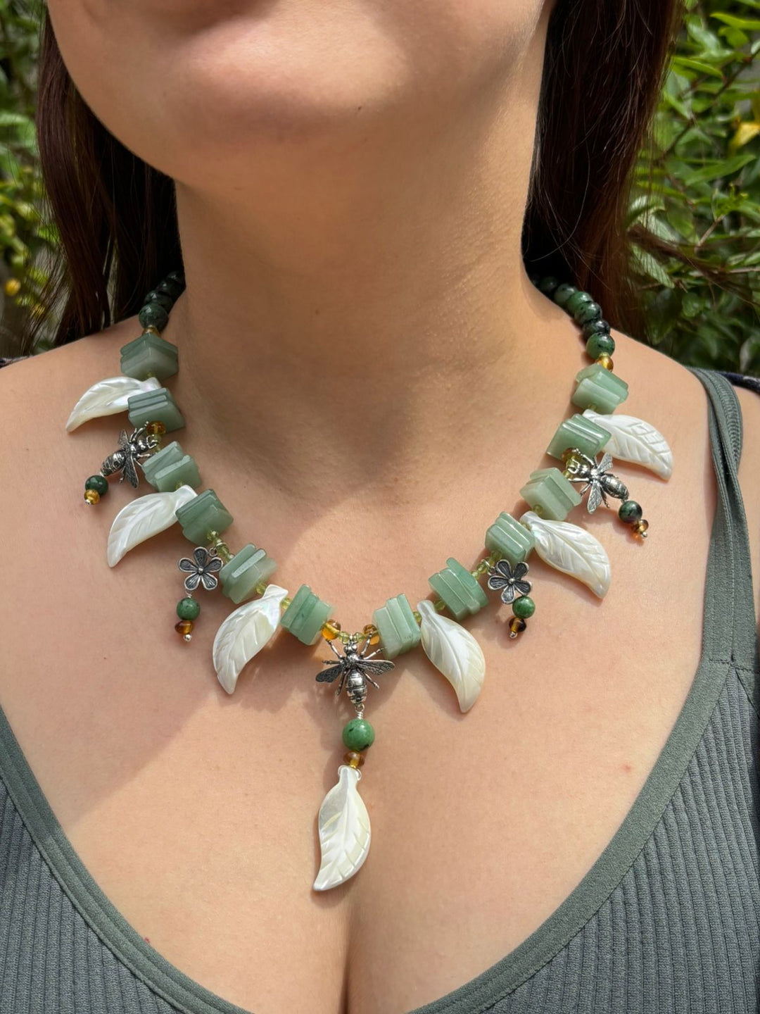 Collar Abejas con Flores