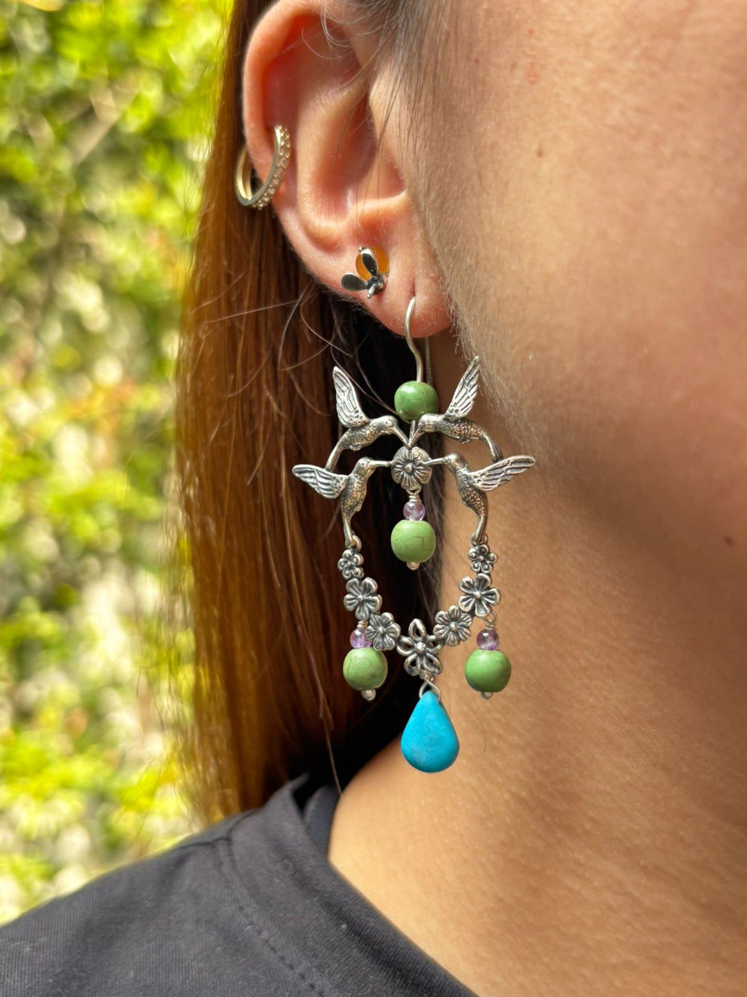 Aretes picaflor corona flores