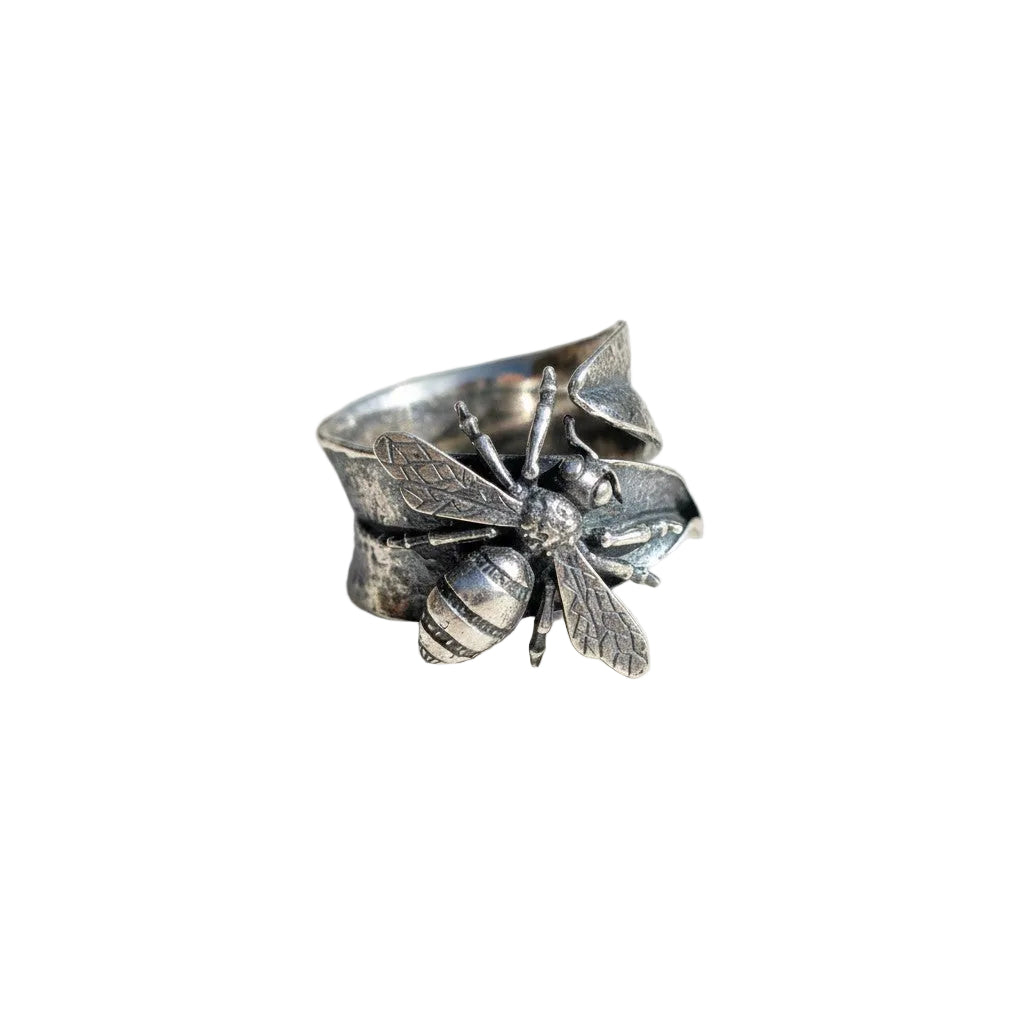 Anillo Abeja Reina sobre Hoja de Orquidea
