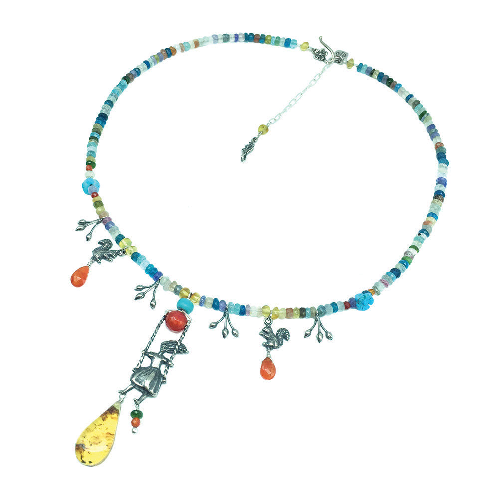 Collar Niña en Columpio
