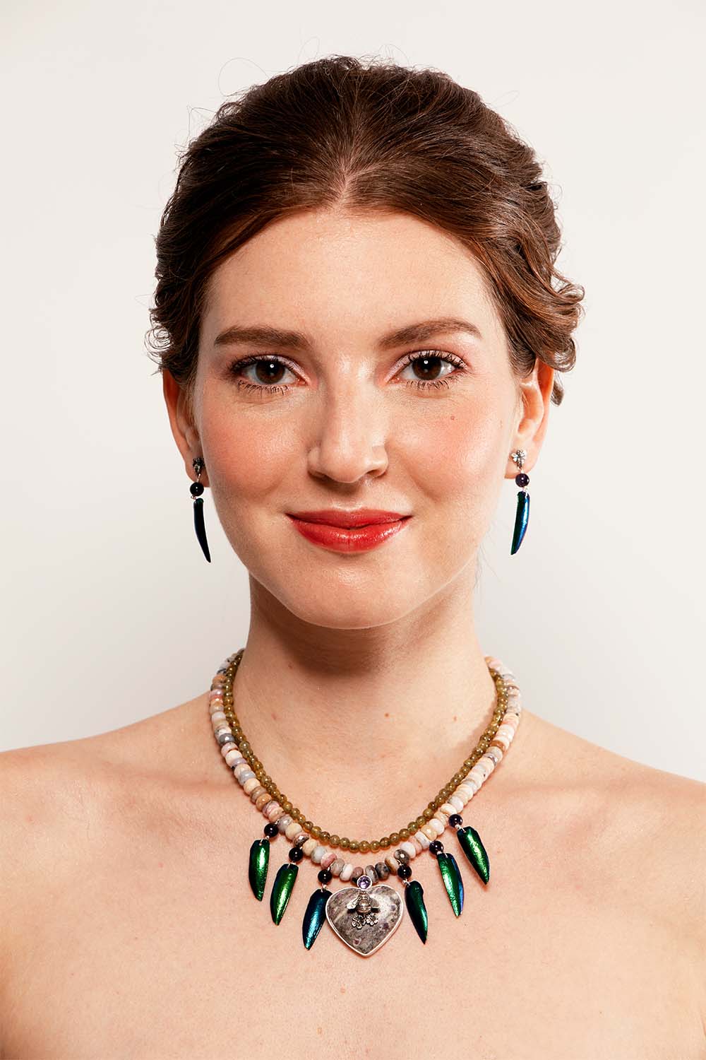 Collar Corazón con Abeja y alas de Insectos
