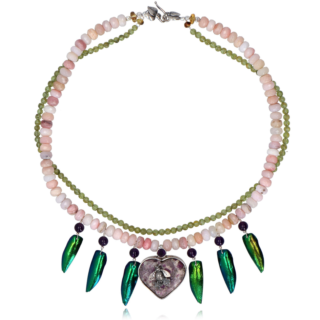 Collar Corazón con Abeja y alas de Insectos