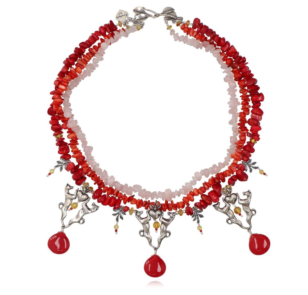 Collar de 3 Hilos con Xoloescuincles sujetando un Corazón